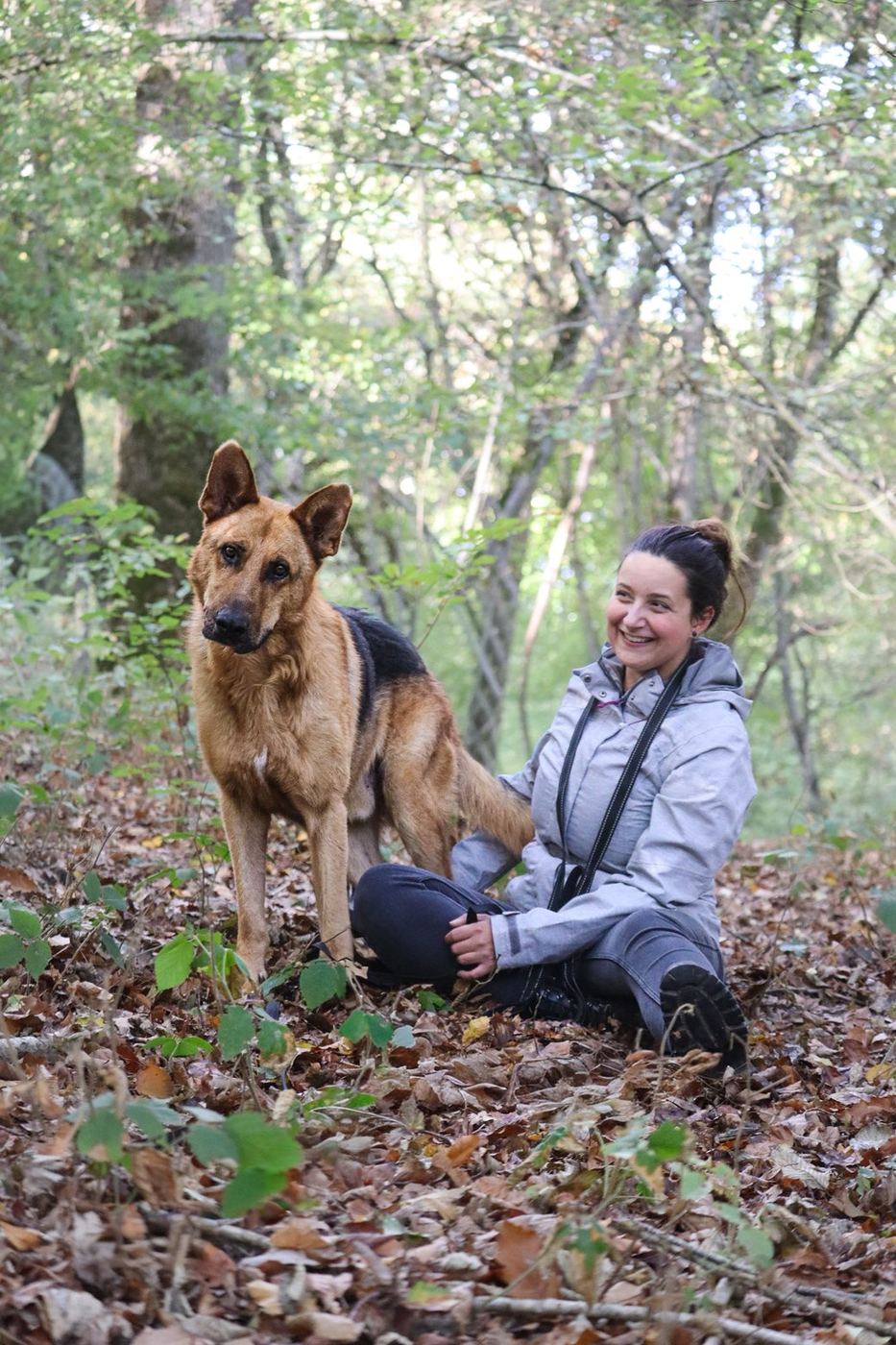 Charlène assise en forêt à côté d'Oliver